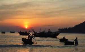 Phan tich bai tho Doan thuyen danh ca cua Huy