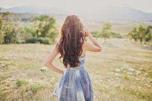 hinh anh buon mot minh con gai 6