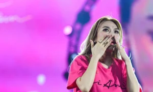 Mỹ Tâm bật khóc, lạc cả giọng khi hát trên sân khấu: Dân mạng phản ứng thế nào?