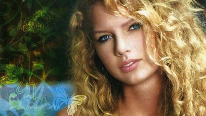 Taylor Swift bắt đầu sự nghiệp âm nhạc từ vào năm 2006 nhạc cùng album đầu tay lấy tên của chính mình