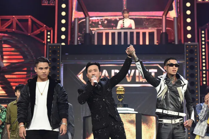 Vì sao á quân Rap Việt mùa đầu tiên GDucky mất hút ba năm?- Ảnh 2. Khoảnh khắc Trấn Thành công bố Dế Choắt giành giải quán quân, GDucky làm á quân Rap Việt 2020 - Ảnh: DUYÊN PHAN