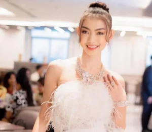 Nữ sinh mới 16 tuổi đăng quang Hoa hậu Hòa bình Myanmar 2023