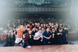 Bất ngờ xuất hiện tại trường Đại học, MONO khiến các bạn sinh viên vỡ òa