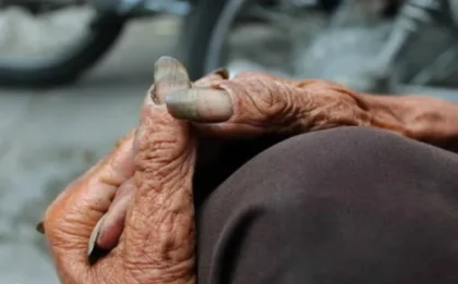 Cụ già ven đường