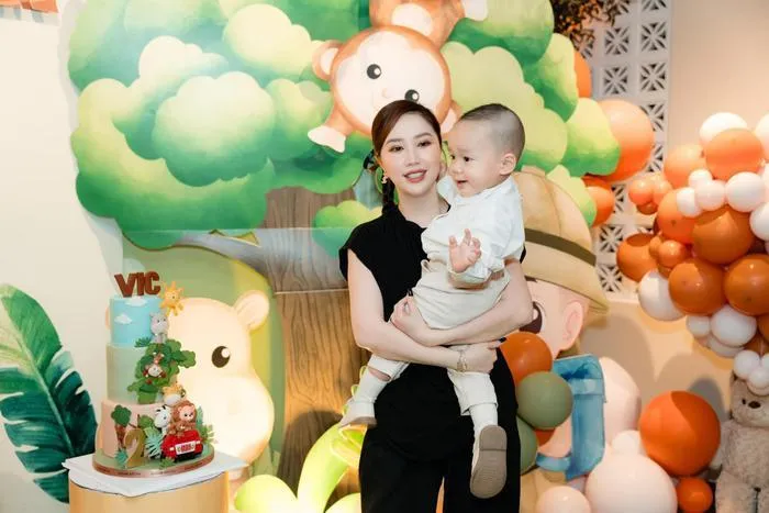 Bảo Thy cùng chồng doanh nhân đã tổ chức tiệc sinh nhật cho quý tử đầy hoành tráng, ấm cúng trong tháng 11 vừa qua