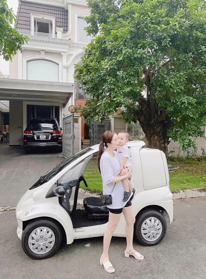 Khi có thời gian rảnh, vợ chồng Bảo Thy thường cho bé Vic đi du lịch, khám phá nhiều điều mới