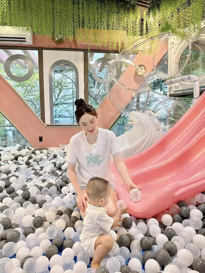 Trong mọi hoạt động, Bảo Thy luôn ở bên cạnh con trai