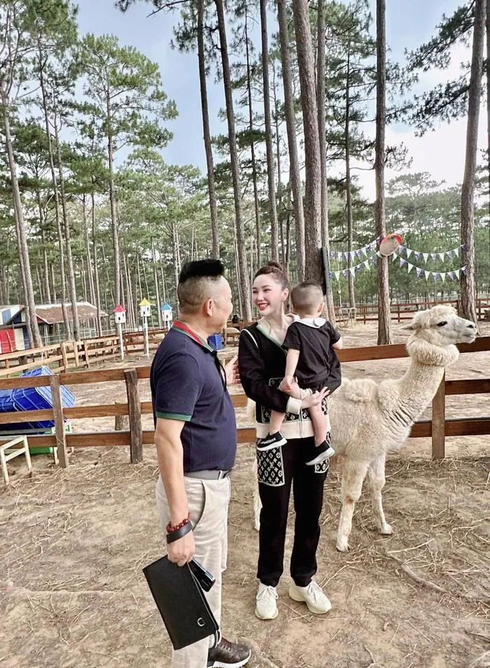 Bảo Thy luôn nở nụ cười ngập tràn hạnh phúc mỗi khi ở bên cạnh ông xã