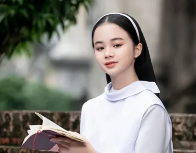 Maika Ngọc Khánh khoe chất giọng trong trẻo qua MV mừng Giáng sinh