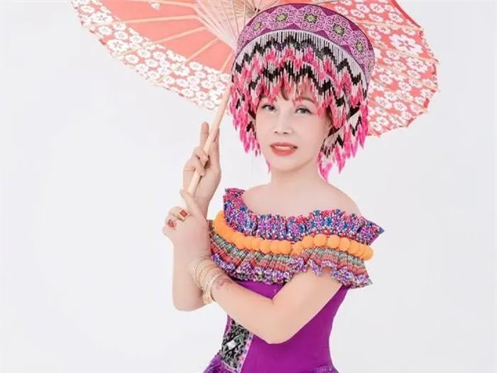 Cô dâu Thu Sao cho rằng ngày càng trẻ đẹp hơn nhờ hạnh phúc bên chồng trẻ.