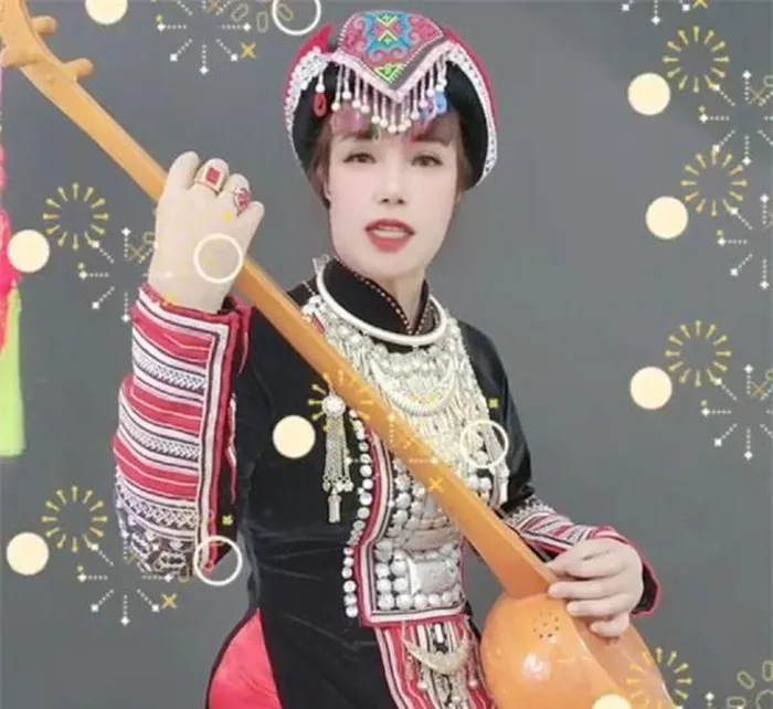 Cô còn chia sẻ khoảnh khắc thể hiện tài năng đánh đàn truyền thống trên mạng xã hội.