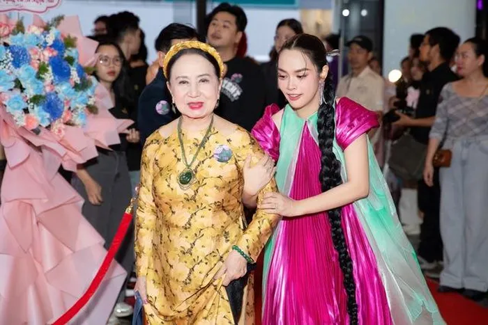 NSUT Hồng vân đến chúc mừng O Sen