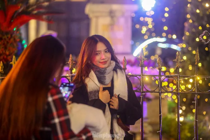 Ghi nhận của PV, tại khu vực Nhà thờ Lớn (quận Hoàn Kiếm, Hà Nội) vẫn thu hút được khá đông người dân và du khách đến đây trong ngày cuối tuần mặc dù trời lạnh buốt.