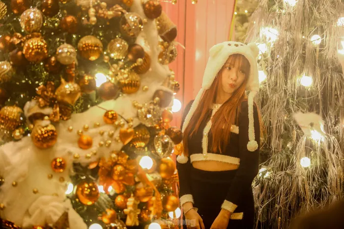 Những "bóng hồng" xinh đẹp thả dáng bên cạnh cây thông Noel.