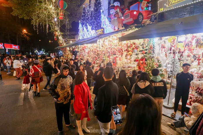 Càng về đêm, trời càng lạnh, tuy nhiên phố Hàng Mã lại càng nhộn nhịp người đón Giáng sinh sớm.