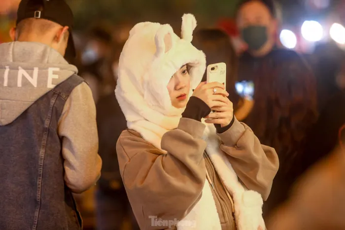 Nhiều người đón Giáng sinh sớm với những trang phục kín mít trong tiết trời lạnh giá.