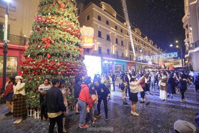 Phố đi bộ kiểu châu Âu (quận Thanh Xuân, Hà Nội), một địa điểm mới trong mùa Giáng sinh năm nay thu hút đông khách đến trải nghiệm, chụp ảnh.