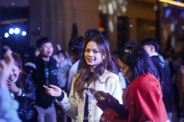 Cây thông Noel cao khoảng 3-4m cùng với máy phun tuyết đã thu hút được người dân du khách đến đây đón Giáng sinh sớm.