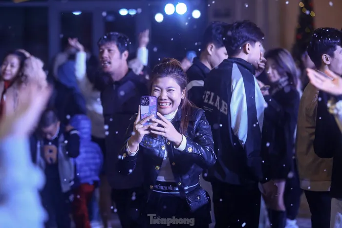 Người dân hào hứng với màn tuyết rơi nhân tạo này.