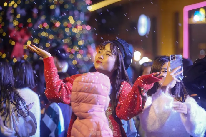 Lưu giữ khoảnh khắc tuyết rơi như đang ở trời Âu.