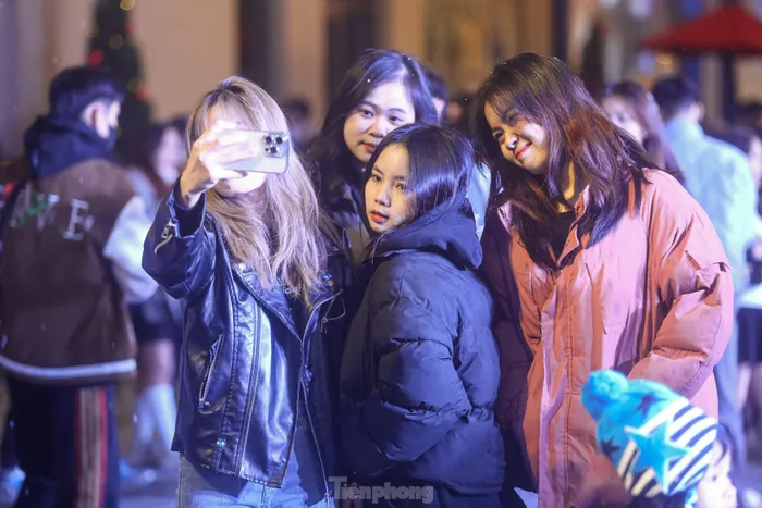 "Dù trời rất lạnh, lạnh hơn ngày hôm trước rất nhiều, nhưng em thấy đây mới là thời điểm đi chơi Giáng sinh tốt nhất, trang phục cũng phù hợp để có những bức ảnh ấm áp, hợp cảnh", bạn Hà Vũ (Hà Đông, Hà Nội) chia sẻ.