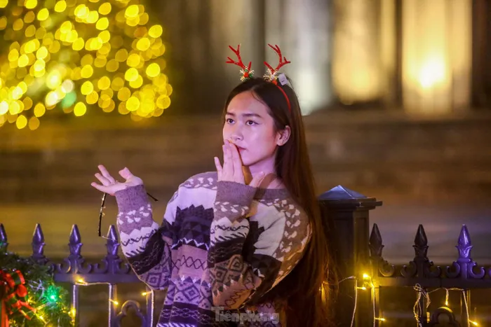 Được biết, công tác trang trí Nhà thờ Lớn được thực hiện từ đầu tháng 12. Cây thông Noel lớn được dựng ngay trước cửa Nhà thờ Lớn Hà Nội đi kèm với tiểu cảnh hang đá mô phỏng quá trình ra đời của Chúa hài đồng.