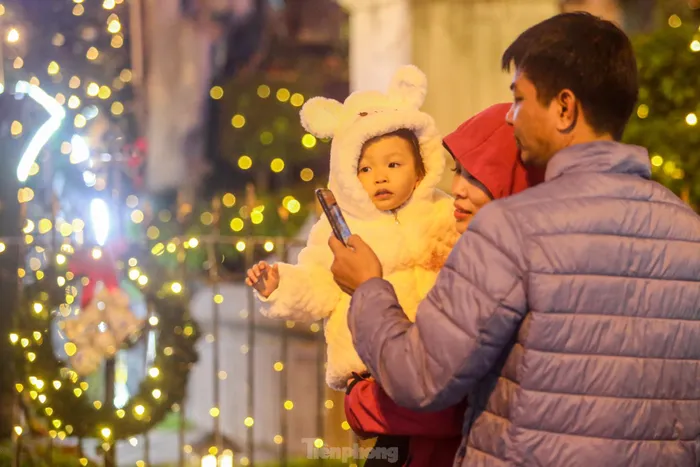Trẻ nhỏ được gia đình mặc ấm, đưa lên đây đón Giáng sinh sớm.