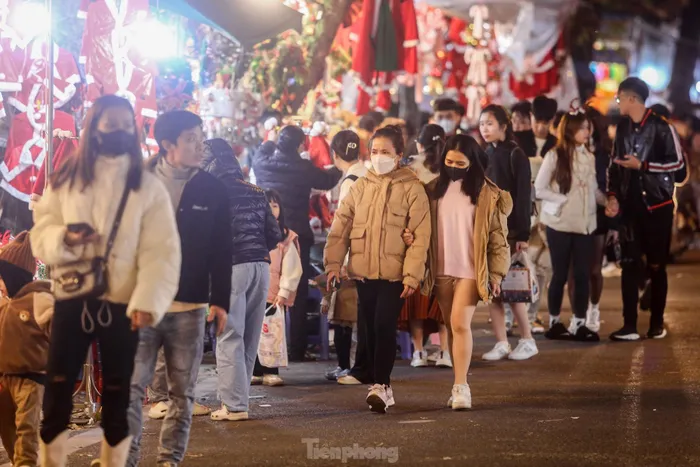 Tương tự, tại khu vực phố Hàng Mã (quận Hoàn Kiếm, Hà Nội), cái lạnh tê tái của Thủ đô không làm dịu đi cái không khí nhộn nhịp đón Giáng sinh sớm tại đây.
