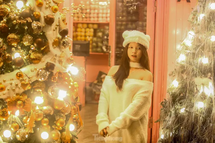 Không còn những chiếc áo cộc, áo mỏng, thay vào đó là những bộ trang phục mùa đông ấm áp.