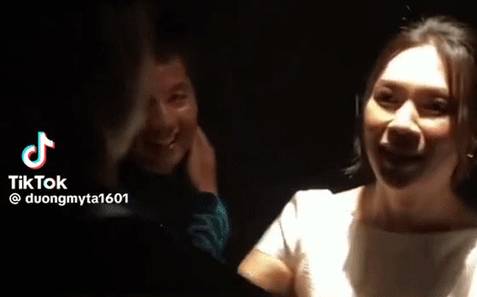 Mai Tài Phến đăng ảnh "Sao nhập ngũ" nhưng lại bình luận đầy ẩn ý về Mỹ Tâm 1 Mỹ Tâm công khai ôm Mai Tài Phến trong hậu trường, thái độ của đàng trai gây chú ý