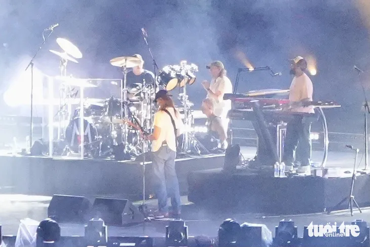 James Valentine, tay guitar của Maroon 5, chơi nhạc chính trong nhiều ca khúc - Ảnh: HỮU HẠNH James Valentine, tay guitar của Maroon 5, chơi nhạc chính trong nhiều ca khúc - Ảnh: HỮU HẠNH