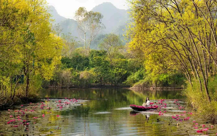 Bước qua tháng 12, suối Yến không còn nhộn nhịp bởi những đoàn thuyền nối nhau vãn cảnh chùa Hương, thay vào đó là sự bình yên, nhẹ nhàng. Ảnh: Nguyễn Văn Hữu