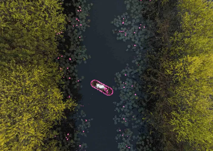 Với khí hậu mát mẻ cuối năm, du khách đến đây có thể ngồi trên thuyền, thả mình theo dòng nước trôi chậm, tận hưởng không gian và khung cảnh tuyệt đẹp. Ảnh: Van Ngo