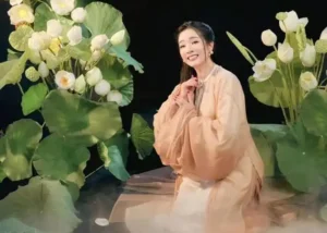 NSƯT Thanh Thanh Hiền đẹp mặn mà, yêu kiều ở tuổi 54