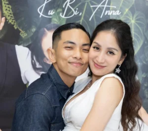 Khánh Thi – Phan Hiển bồng bế con gái mới sinh nhảy múa, gia đình lại ‘gây sốt’ vì quá đáng yêu