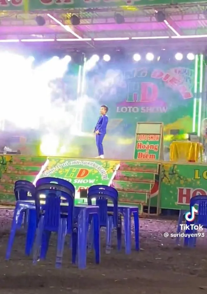 Hình ảnh Tin Tin trên một sân khấu hội chợ mới đây, chỉ có loe hoe vài khán giả đến xem.