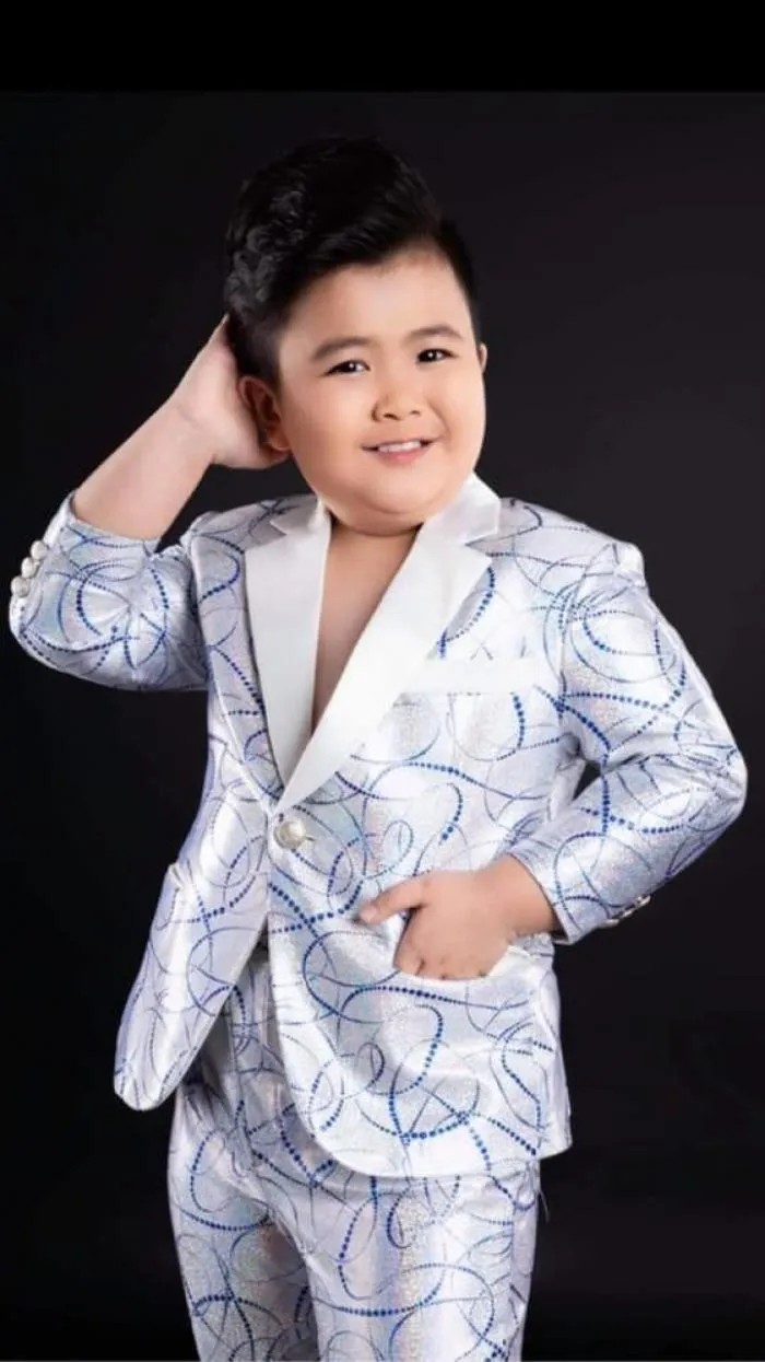 Sau nhiều năm nổi tiếng, Tin Tin giờ đây thỉnh thoảng mới nhận show biểu diễn. Thay vào đó, cậu bé dành thời gian cho việc học tập.