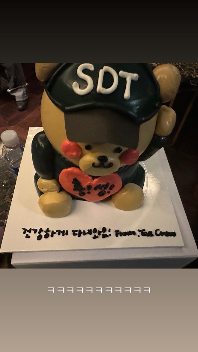 V (BTS) hé lộ "đầu trứng cút", tưng bừng tổ chức tiệc chia tay trước thềm nhập ngũ - Ảnh 5. V (BTS) hé lộ "đầu trứng cút", tưng bừng tổ chức tiệc chia tay trước thềm nhập ngũ - Ảnh 5.