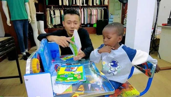 Quang Linh Vlogs mới đây đã tiết lộ lý do. Vì sợ chú Linh... kiểm tra việc học hành, cậu nhóc đã tìm cách không ở nhà để tránh mặt.