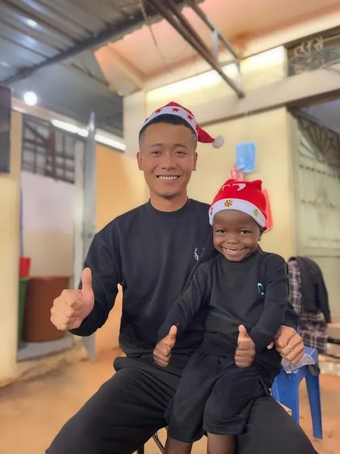 Mấy ngày nay mình kiểm tra bài vở của Lôi, thấy chỉ tô màu mà không có chữ, cô phát bài tập viết cũng không làm. Hỏi nhiều quá thằng bé nó trốn luôn, cứ theo hết chú này đến chú kia, giờ cơm cũng không tìm thấy. Nhưng mình phải bắt về để đưa vào khuôn khổ học hành thôi". Youtuber thuộc team châu Phi cho biết thêm.