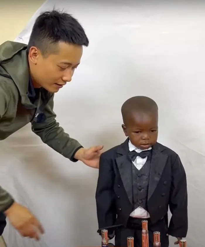 Dù Lôi Con tỏ ra đủ biểu cảm đau khổ, mếu máo, có lúc còn khóc nhè, Quang Linh vẫn không mềm lòng. Anh chàng giao hẹn với cậu bé, sau khi học buổi sáng ở trường mẫu giáo, idol giới trẻ này sẽ về nhà Quang Linh ăn cơm, ngủ trưa rồi buổi chiều bắt đầu ngồi học, chủ nhật được nghỉ.