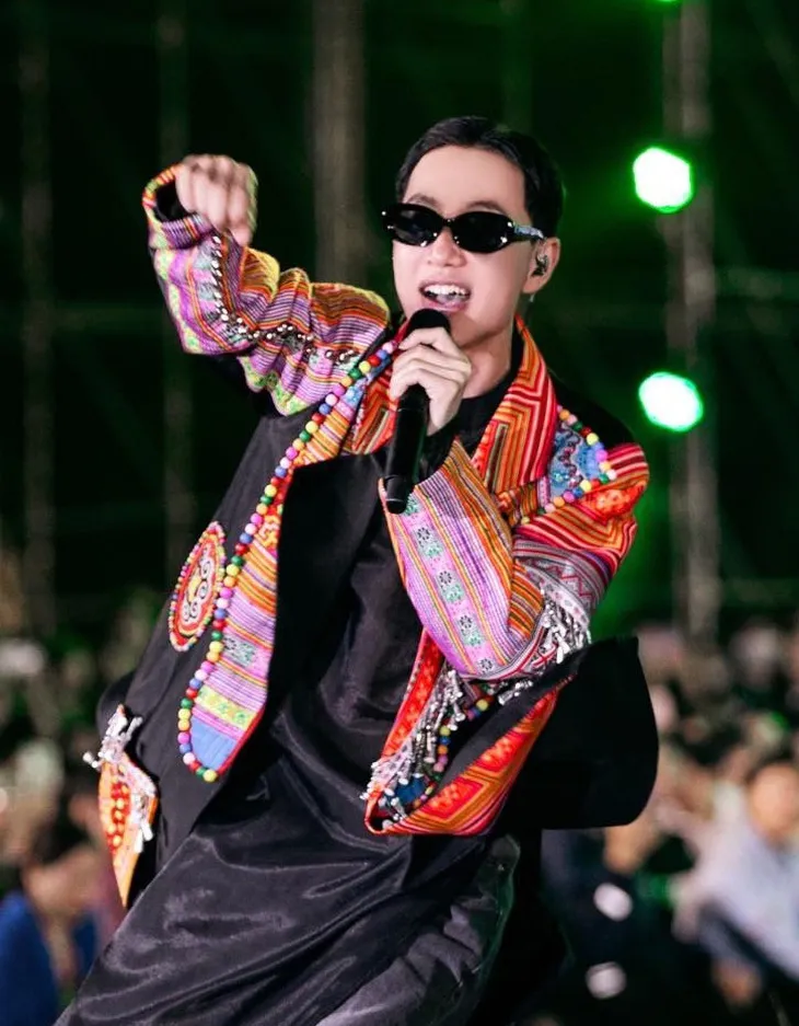 Double2T được đạo diễn Cao Trung Hiếu đánh giá cao khả năng trình diễn live - Ảnh: Facebook Double2T/Kiếng Cận Double2T được đạo diễn Cao Trung Hiếu đánh giá cao khả năng trình diễn live - Ảnh: Facebook Double2T/Kiếng Cận