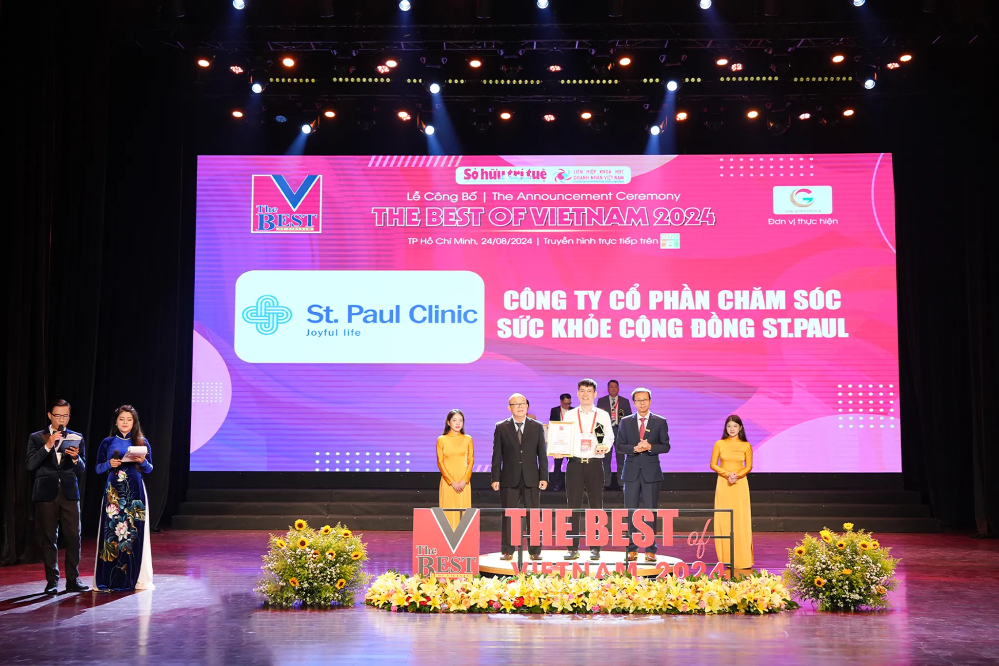 Sở Y tế Hà Nội trao lại giấy phép hoạt động cho Phòng khám Da liễu St. Paul